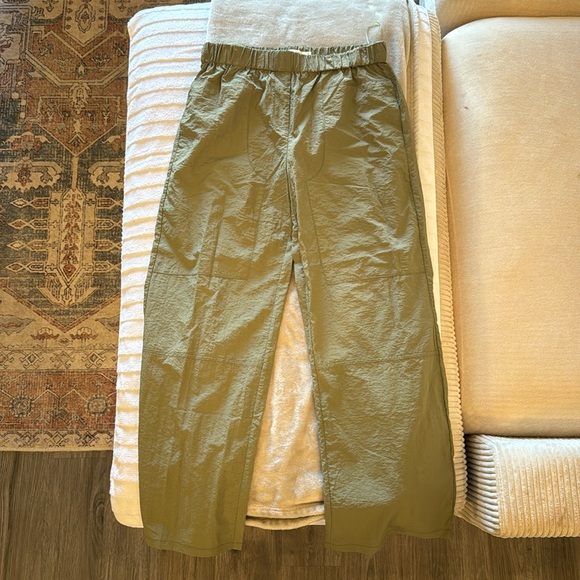 Mod ref army green parachute pants. 100% nylon. Very lightweight - Picture 1 of 3